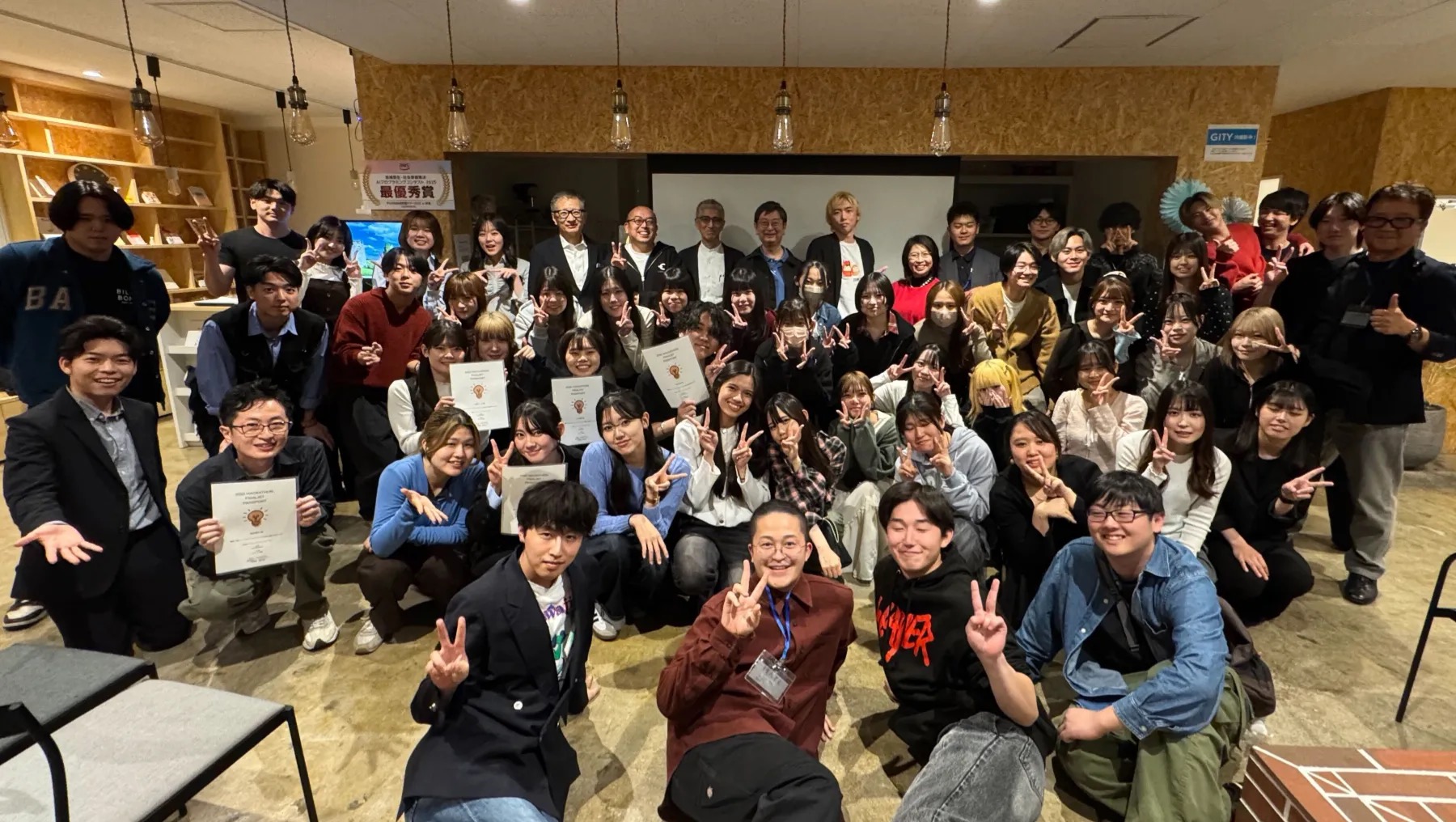 2050 Hackathon 群馬 本選大会の集合写真。学生を中心に約100名が参加した