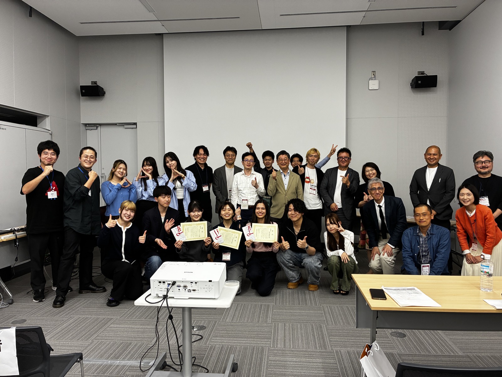 2050 Hackathon 群馬 決勝大会の集合写真。受賞チームが賞状を手にしている