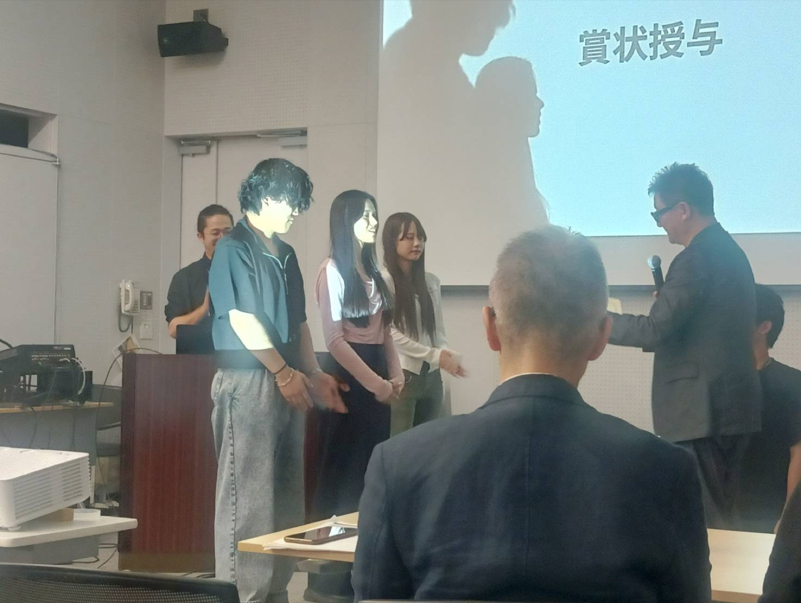 2050 Hackathon 群馬の賞状授与の場面
